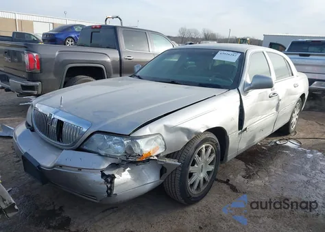 2010 Lincoln Town Car Signature Limited from USA, damaged, VIN 2LNBL8CVXAX750378